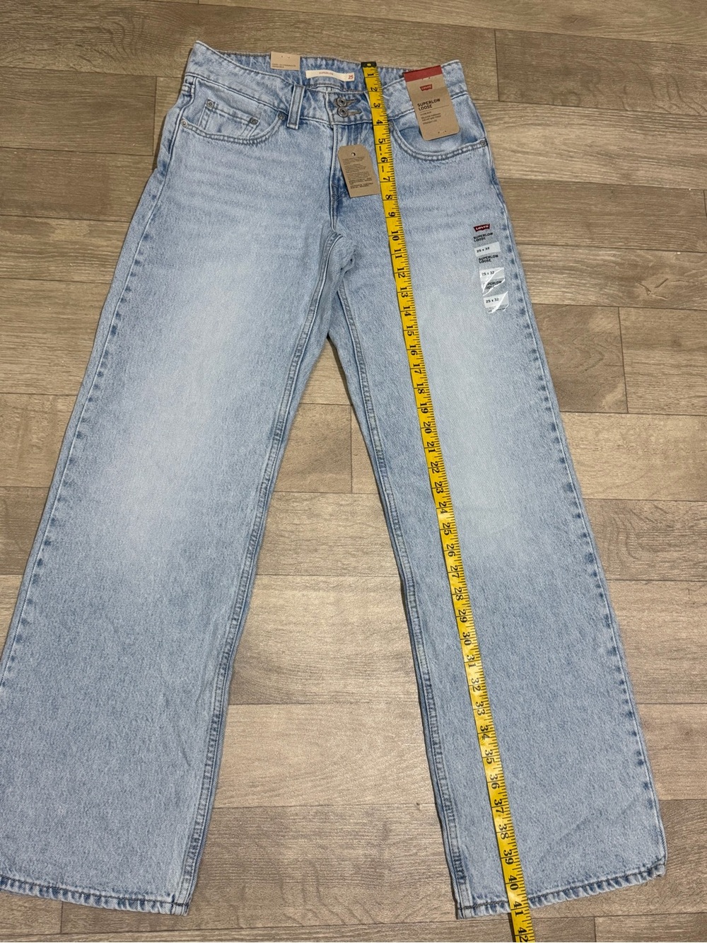 Levi's Women's Low-Rise Superlow Loose Jeans - Abraided Art 25x32 - Picture 10 of 16